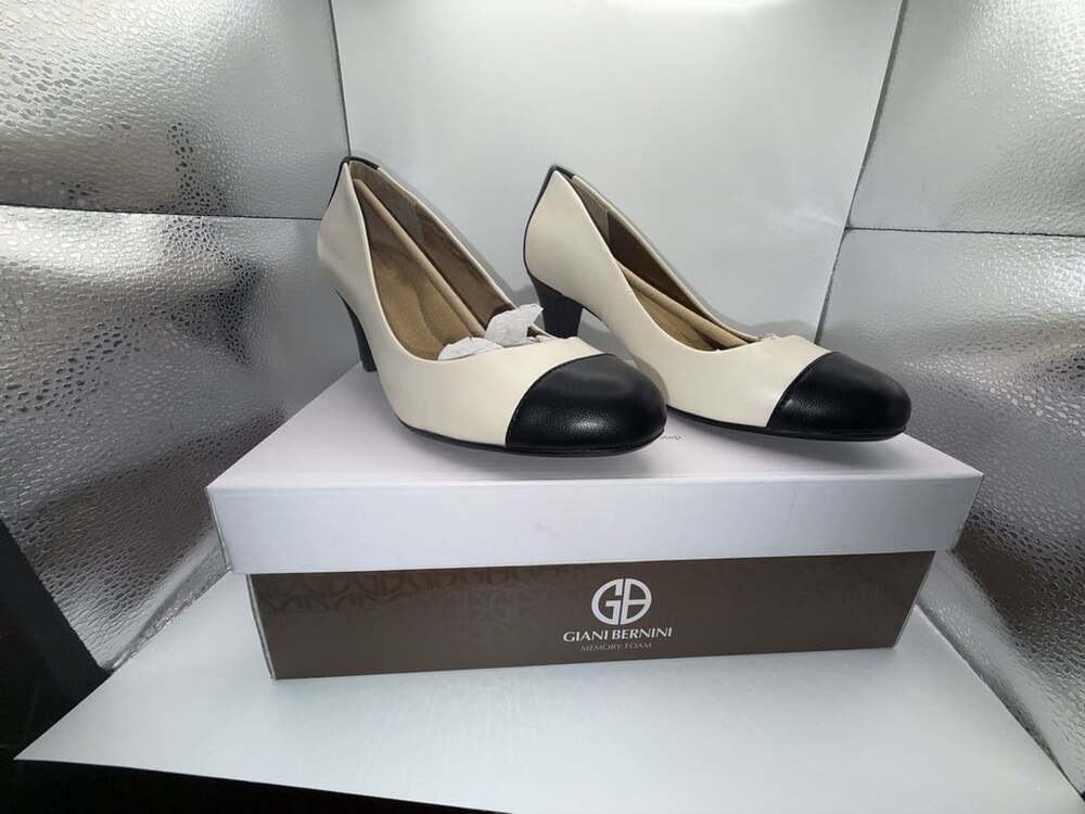 Giani Bernini RIYLAP Women's Colorblock Memory Foam Pumps White/Black Size 8.5M